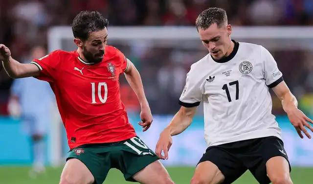 两队球员在场上交锋，争夺胜利