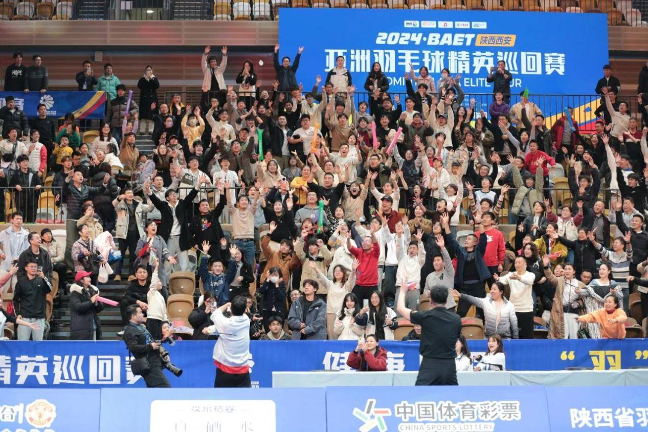 羽毛球比赛中选手精彩对决呈现观众的简单介绍