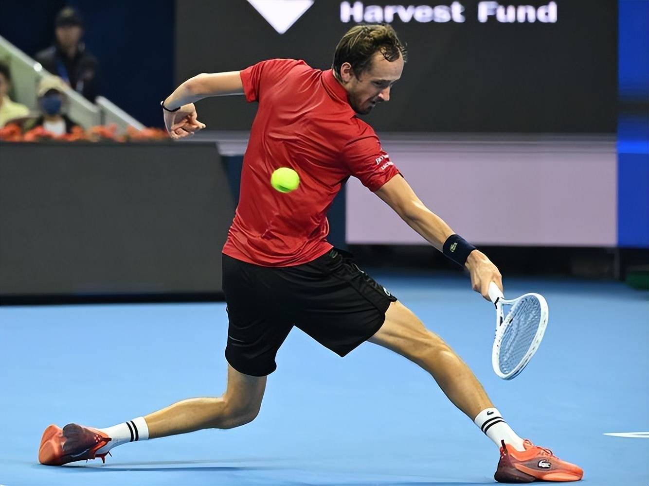 西班牙网球队翻盘澳大利亚网球队，梅德韦杰夫制霸全场的简单介绍