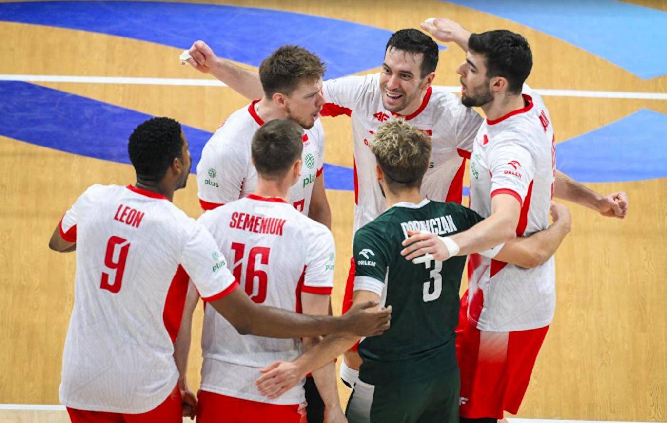 锐不可挡，球队击败对手，登上领奖台