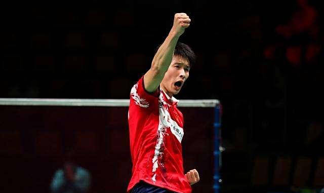 锐不可挡，球队击败对手，登上领奖台