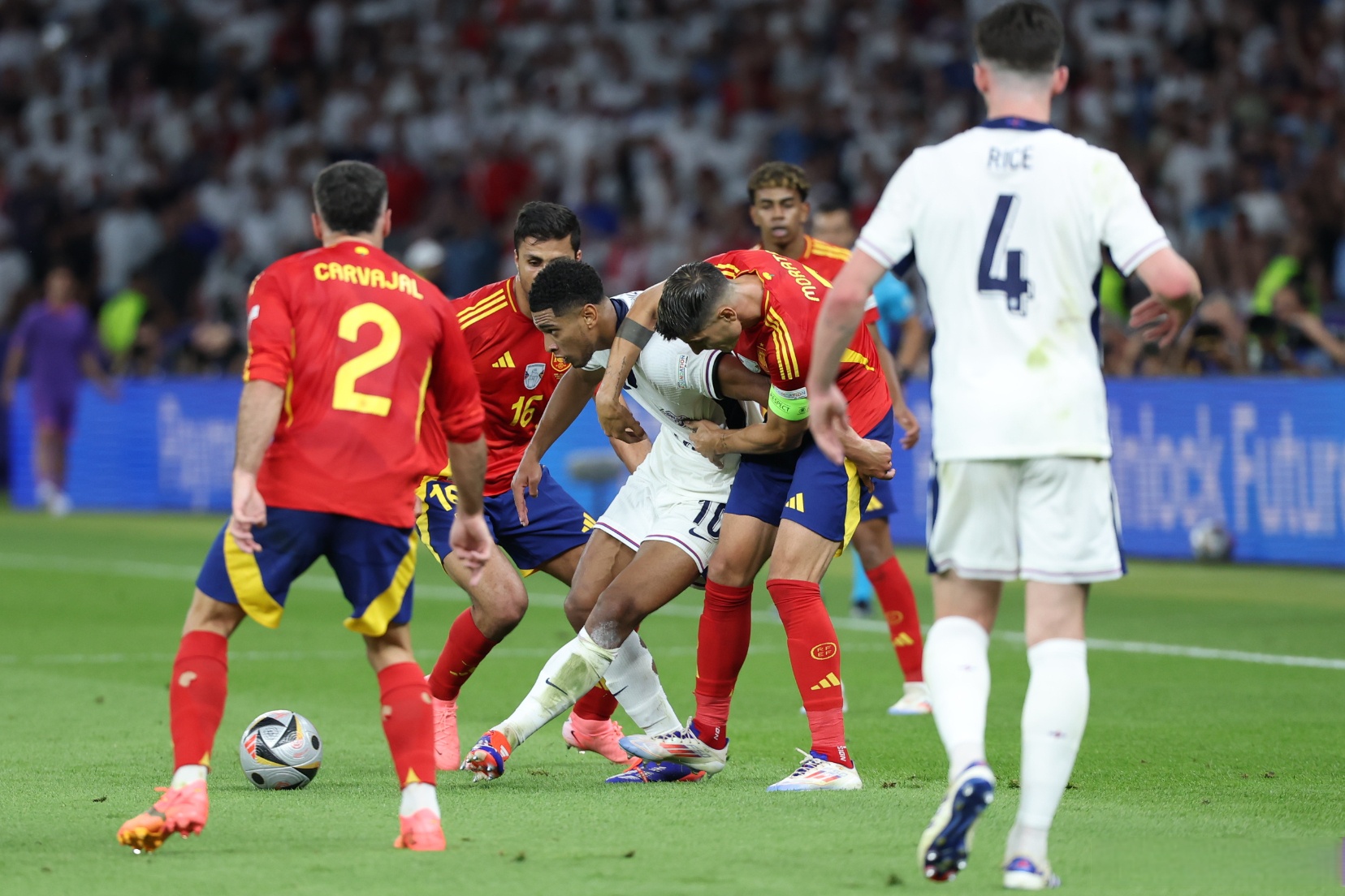 关于西班牙足球联赛拉开帷幕，球迷热情高涨的信息