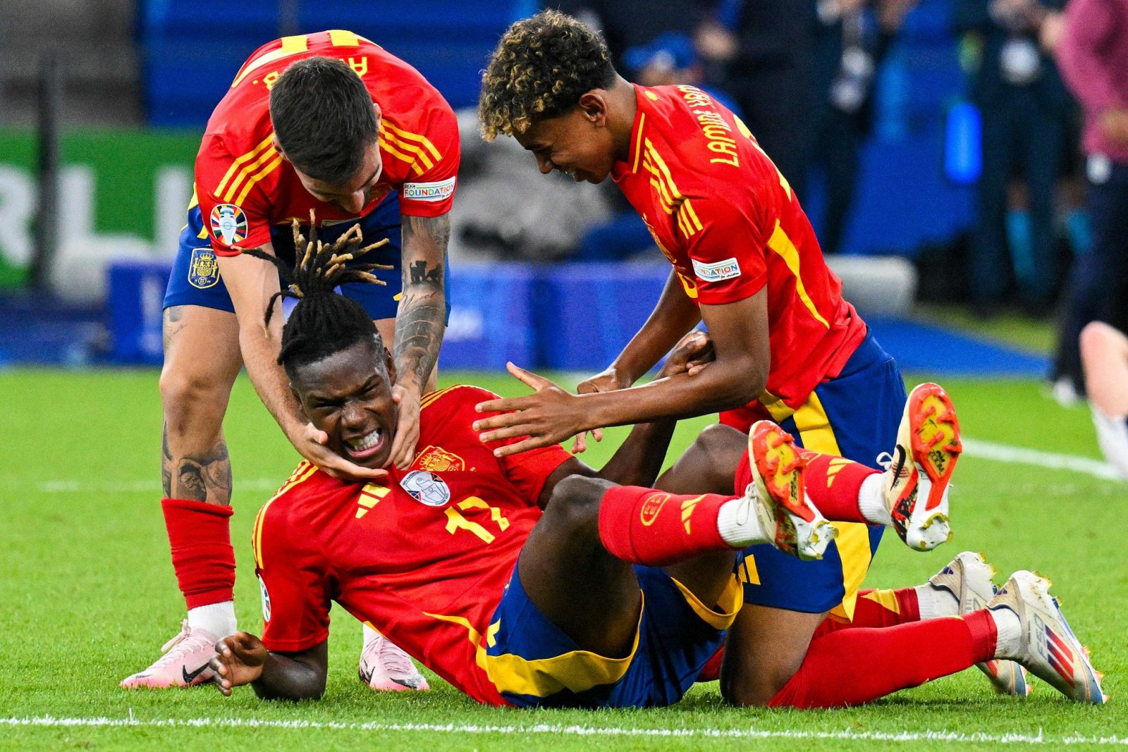 关于西班牙足球联赛拉开帷幕，球迷热情高涨的信息