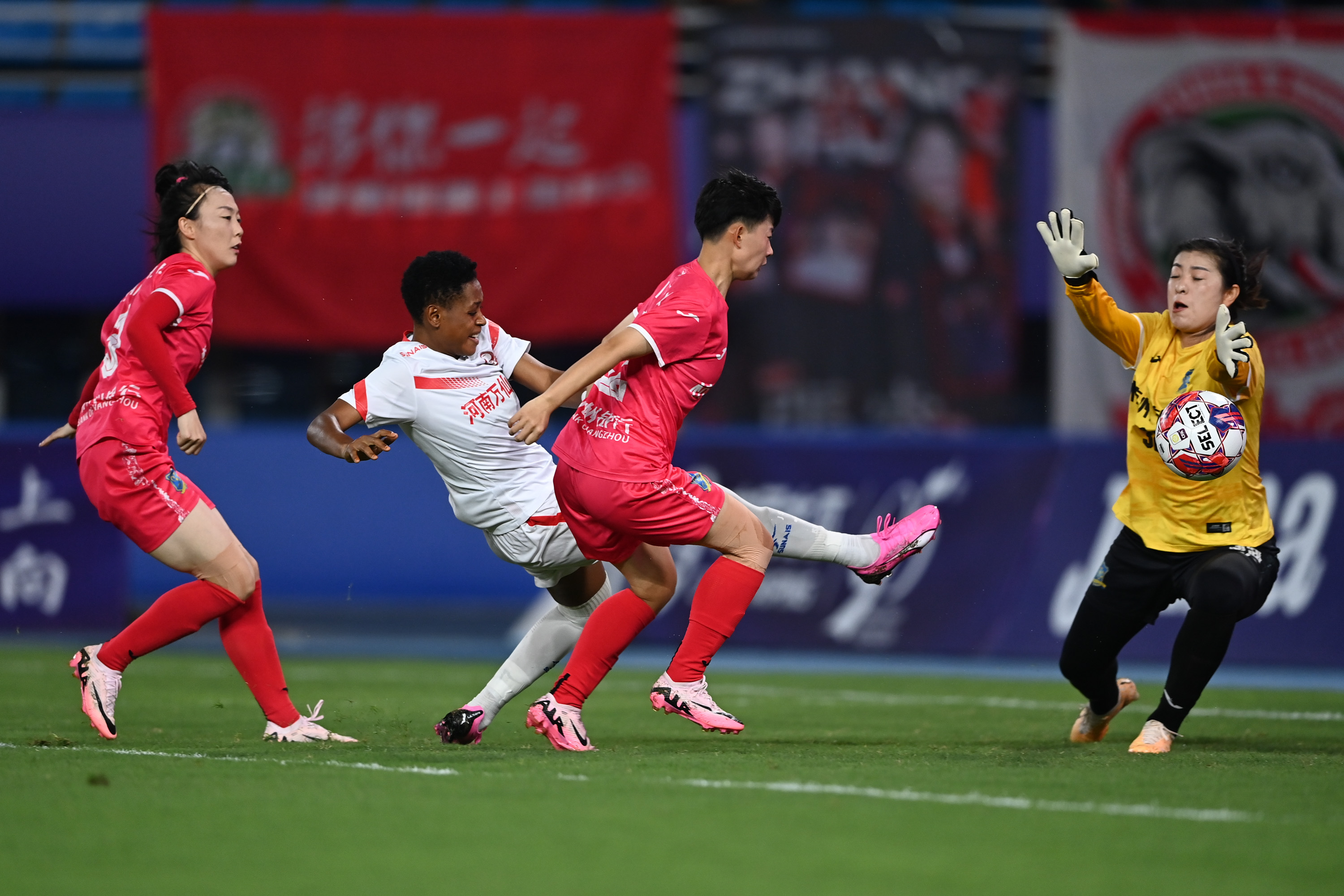 联赛榜首对决，火爆对抗引人瞩目的简单介绍