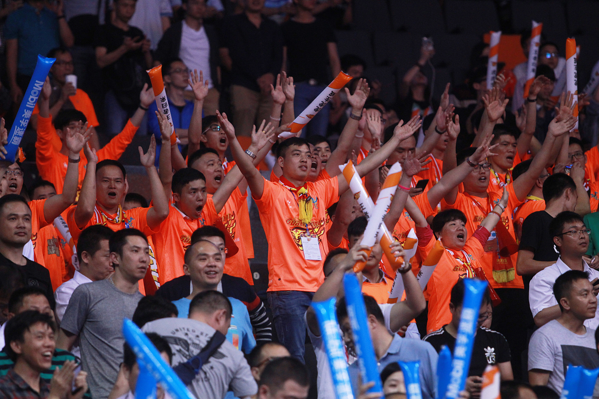 包含佛罗伦萨球迷欢呼雀跃，球队实现惊艳表现的词条